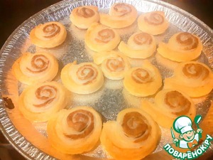 Слоеные "улитки" с тунцом