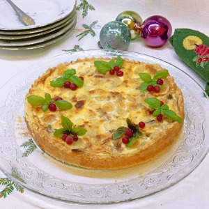 Киш с сыром и тунцом