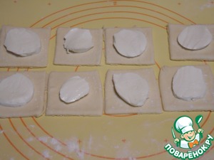 Слойки с тунцом и помидорами