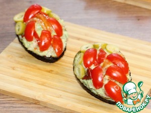 Авокадо, фаршированный тунцом и вяленым перцем Авокадо, фаршированный тунцом и вяленым перцем