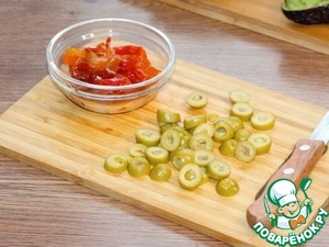 Авокадо, фаршированный тунцом и вяленым перцем Авокадо, фаршированный тунцом и вяленым перцем