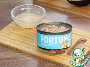 Авокадо, фаршированный тунцом и вяленым перцем Авокадо, фаршированный тунцом и вяленым перцем