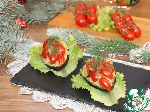 Авокадо, фаршированный тунцом и вяленым перцем Авокадо, фаршированный тунцом и вяленым перцем