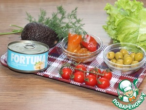 Авокадо, фаршированный тунцом и вяленым перцем Авокадо, фаршированный тунцом и вяленым перцем