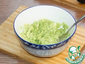 Авокадо, фаршированный тунцом и вяленым перцем Авокадо, фаршированный тунцом и вяленым перцем