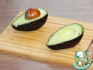 Авокадо, фаршированный тунцом и вяленым перцем Авокадо, фаршированный тунцом и вяленым перцем