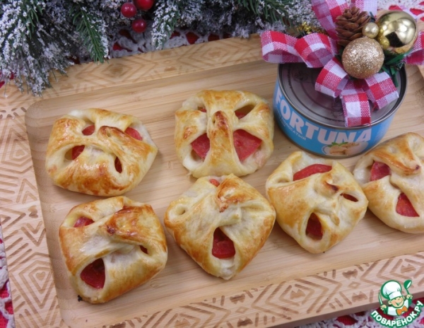 Слойки с тунцом и помидорами