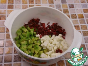 Перец фаршированный тунцом и авокадо