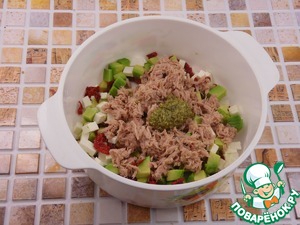 Перец фаршированный тунцом и авокадо