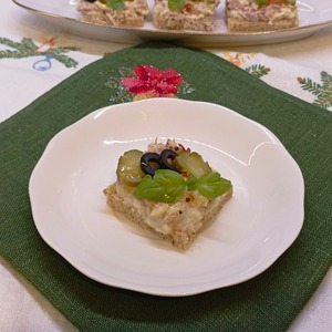 Пикантные канапе с тунцом