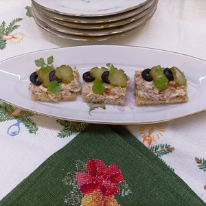 Пикантные канапе с тунцом