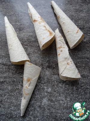 Рожок из лаваша с салатом "Мимоза"