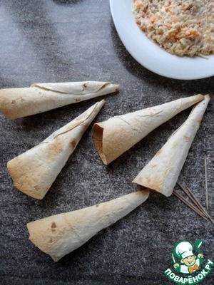 Рожок из лаваша с салатом "Мимоза"