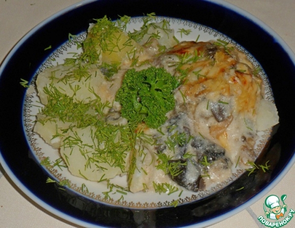 Рыба, запечённая с грибами и белым соусом