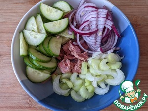 Салат из тунца с ржаными крошками