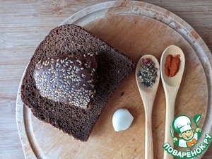 Салат из тунца с ржаными крошками