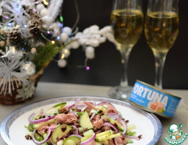 Салат из тунца с ржаными крошками
