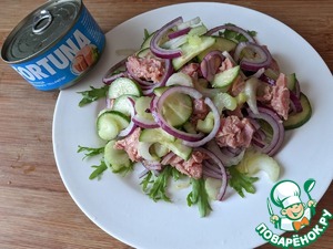Салат из тунца с ржаными крошками