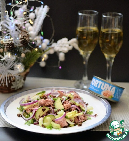 Салат из тунца с ржаными крошками