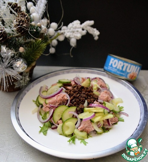 Салат из тунца с ржаными крошками