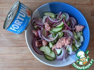 Салат из тунца с ржаными крошками