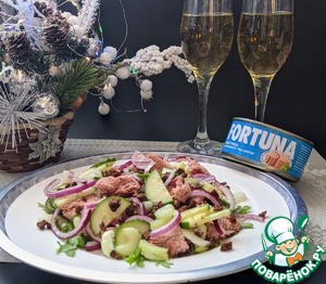 Салат из тунца с ржаными крошками