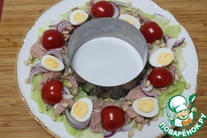 Салат "Рождественский венок" с тунцом Салат "Рождественский венок" с тунцом