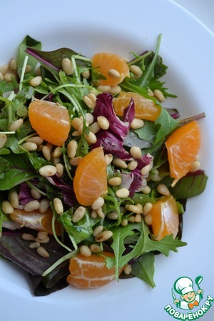 Салат с мандаринами и кедровыми орешками Салат с мандаринами и кедровыми орешками