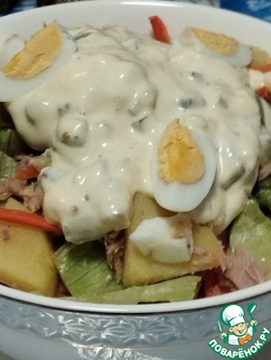 Салат с тунцом и горячей заправкой Салат с тунцом и горячей заправкой