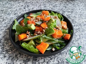 Салат с запечённой тыквой, грушей и авокадо