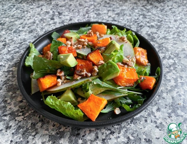 Салат с запечённой тыквой, грушей и авокадо