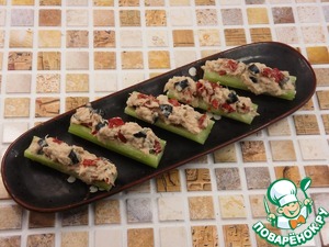 Сельдерей фаршированный тунцом Сельдерей фаршированный тунцом