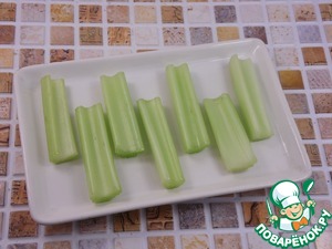 Сельдерей фаршированный тунцом Сельдерей фаршированный тунцом