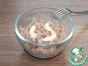 Слоеный салат с авокадо, тунцом, черри Слоеный салат с авокадо, тунцом, черри