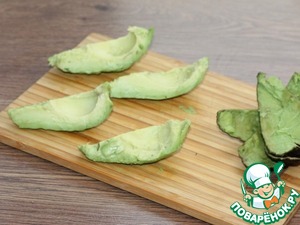 Слоеный салат с авокадо, тунцом, черри Слоеный салат с авокадо, тунцом, черри