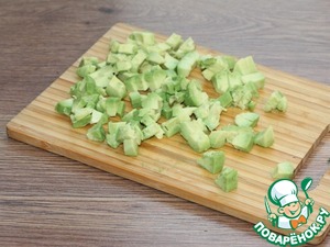 Слоеный салат с авокадо, тунцом, черри Слоеный салат с авокадо, тунцом, черри