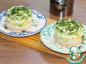 Слоеный салат с авокадо, тунцом, черри Слоеный салат с авокадо, тунцом, черри