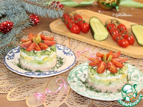 Слоеный салат с авокадо, тунцом, черри Слоеный салат с авокадо, тунцом, черри