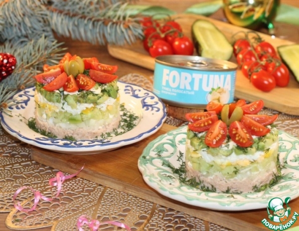 Слоеный салат с авокадо, тунцом, черри Слоеный салат с авокадо, тунцом, черри