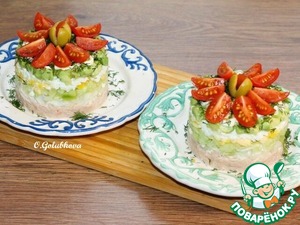 Слоеный салат с авокадо, тунцом, черри Слоеный салат с авокадо, тунцом, черри