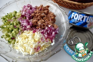 Бутерброды с черным хлебом и консервированным тунцом