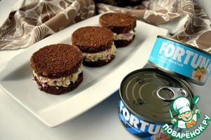 Бутерброды с черным хлебом и консервированным тунцом