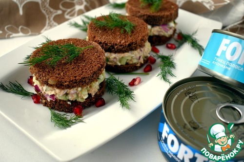 Бутерброды с черным хлебом и консервированным тунцом