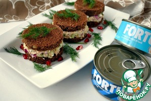 Бутерброды с черным хлебом и консервированным тунцом