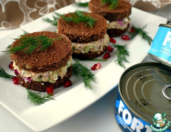 Бутерброды с черным хлебом и консервированным тунцом