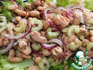 Овощной салат с тунцом и сухариками