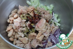 Овощной салат с тунцом и сухариками