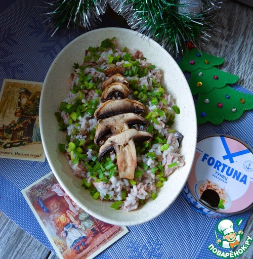 Рисовый салат с тунцом и шампиньонами