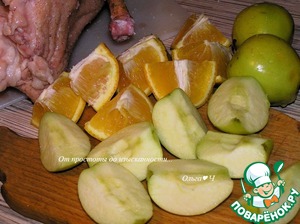 Рождественский гусь с фруктами и картофелем