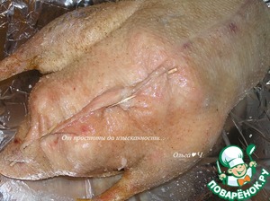 Рождественский гусь с фруктами и картофелем